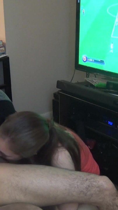 Doppelter Blowjob, während er FIFA spielt | Clip 2
