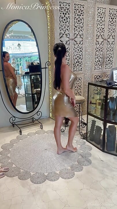 Percubaan Pakaian Bali seksi di butik