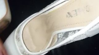 Primer semen en tacones de boda de chicas traviesas