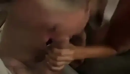 Büyük bir yarağı gırtlağına kadar alıyor