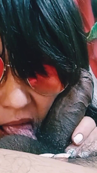 Žena drolja pušenje kurca izbliza sa naočarama za sunce | Klip 2