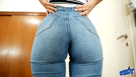 Increíble culo adolescente en jeans super ajustados y cameltoe perfecto!