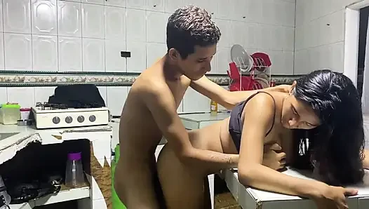 Büyük memeli büyük götlü genç üvey annemi sağıyorum o her zaman her şeyi veriyor