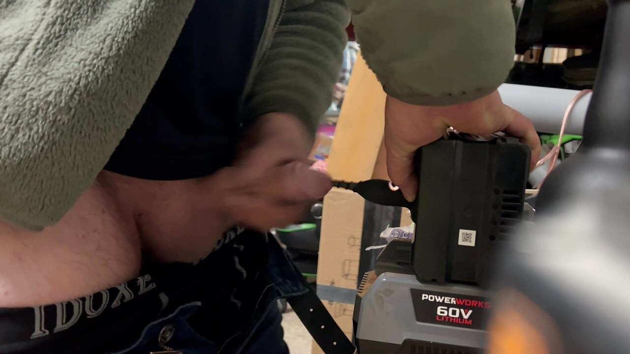 Ekstremna masturbacija uretrenog zvuka od 30 cm u garaži