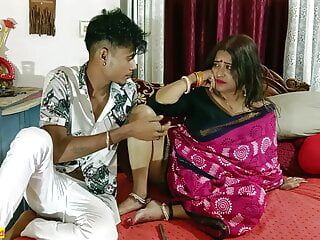 ¡El primer sexo de la nueva madrastra india con un hijastro adolescente! sexo xxx caliente