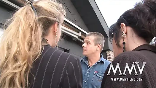 Olgun bayan bir çifte nasıl sikişeceklerini öğretiyor