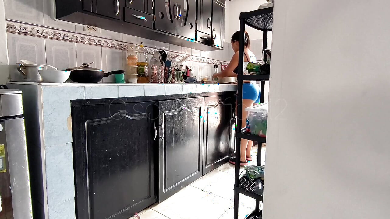 Mijn stiefbroer bespioneerde me tijdens het schoonmaken van het huis