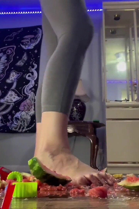 Size 16 Barefoot Fruit Crush Giantess Destruction