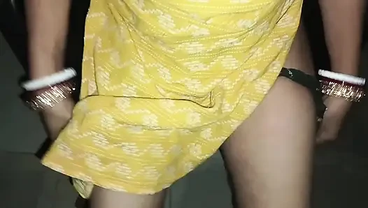 Memek panas desi bhabhi ada di kursi.