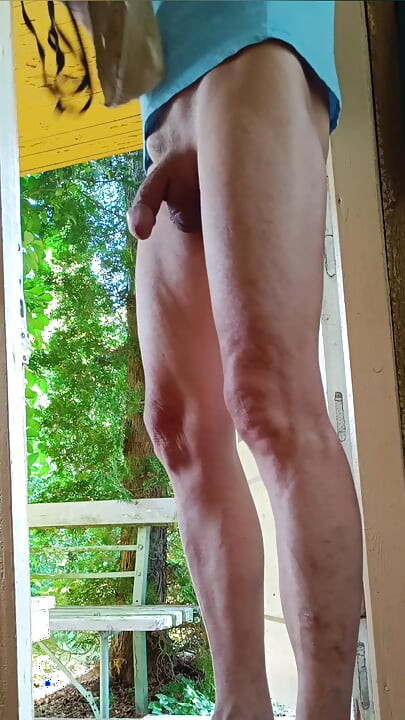 Melancap di ambang pintu dengan pintu terbuka. 1