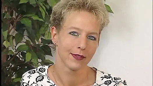 Kısa saçlı sarışın bebek oyuncu seçmelerinde amcığıyla mastürbasyon yapıyor