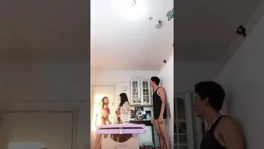 Pamelas Freundin bekam einen harten Schwanz und fiel mit dem Mund auf Nicolys Muschi: Echte und grenzenlose Hure!