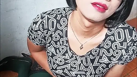 Ateşli Asyalı travesti mastürbasyon yapıyor