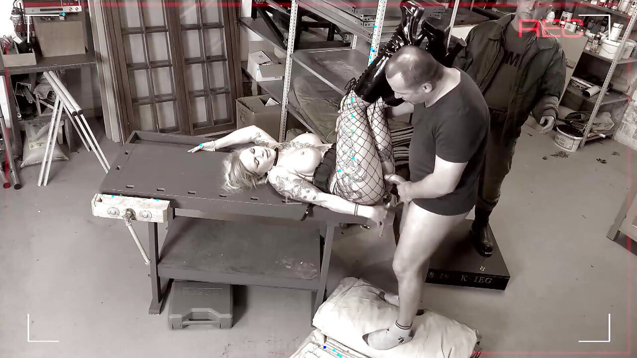 Tetona tatuada milf toma placer interminable con una gran polla dura