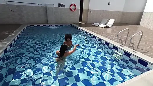 TEIL EINS.... IM POOL... Eines Tages genießt mein Freund die Sonne und Sex, sie füllen unsere Gesichter mit Milch VERPASSEN SIE ES NICHT