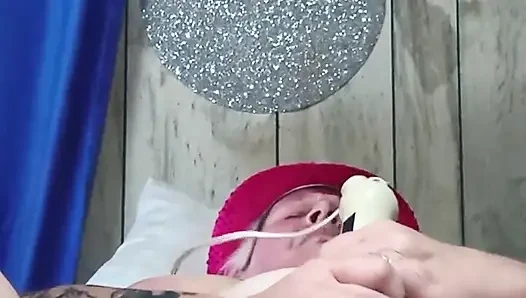 Cewek itu bosan dan sange dan ngentot dirinya sendiri tanpa peringatan