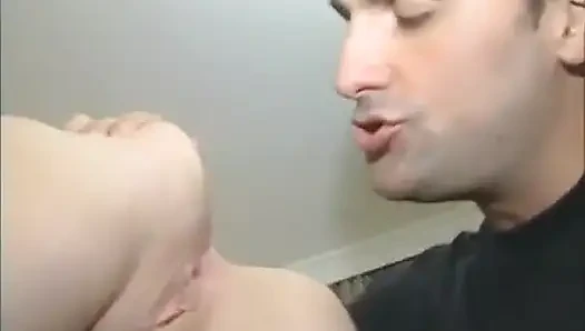 Zwei blondinen nehmen es mit drei typen auf