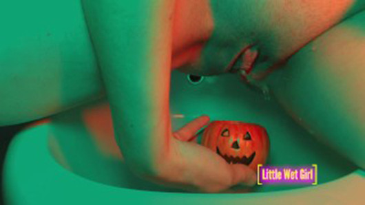 Meando en la calabaza en halloween