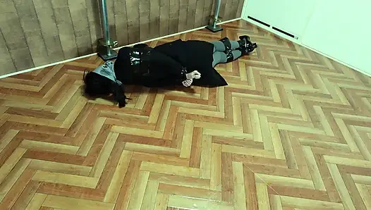 Hedeflenen ofis görevlisi bantla bağlanmıştı