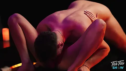 Ich habe meine stiefschwester in einem Swingclub an ihrem Geburtstag überrascht - full HD episode