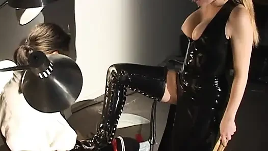 Blonde herrin aiden starr gibt asiatischen devoten typen cbt-lektionen