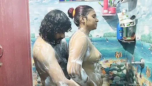 Banyo romantizmi ve elle muamele ans penis götünü ovuyor