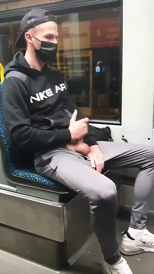 Anon mi mostra il suo cazzo in metropolitana - che carino da parte sua