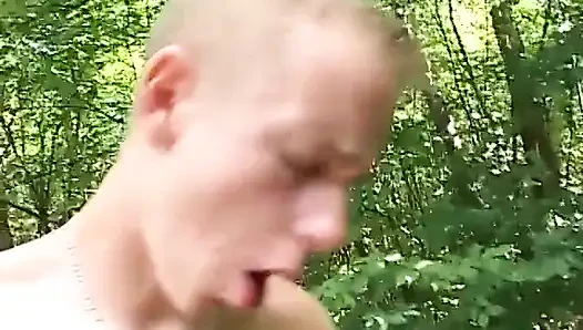 Geiler hengst und versaute brünette haben hardcore-ficksession im freien