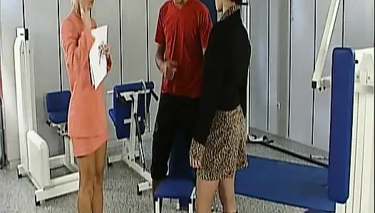 Sarışın Alman genç erkek avcısı oyuncak kullanıyor ve nostaljik olarak paylaşılıyor