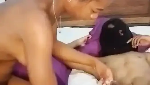 Она хорошо сосет и глотает его сперму в конце