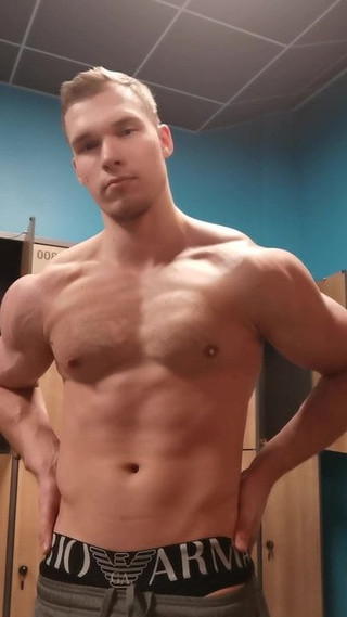 Gym pump and flexing in public locker rooms