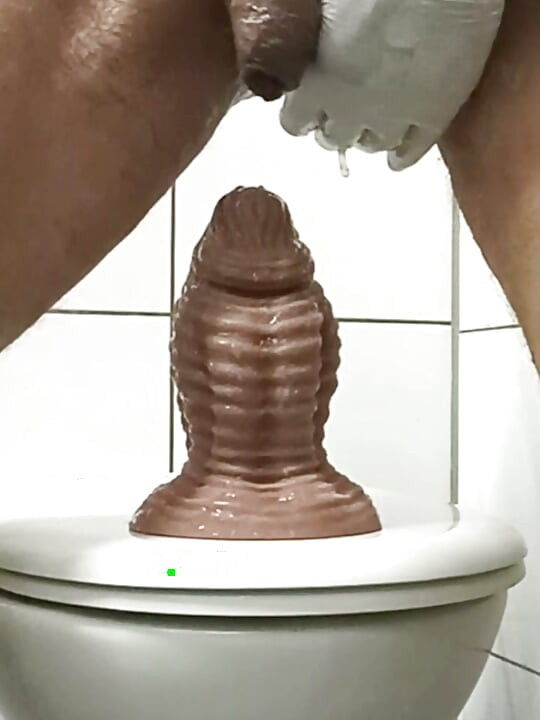 Venytän reikääni 11 cm paksulla dildolla