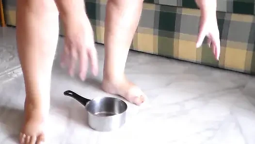 Jen pinkelt ganz in einen kleinen Topf
