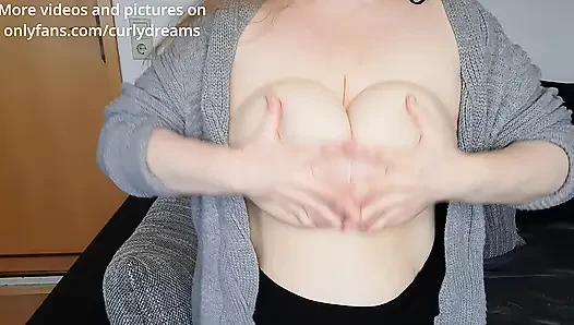 Curly_Dreams göğüslerimi dölluyorum