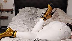 Bwb missbigbuttが白いフレディパンツのブーツのコレクションとベッドに黒い光沢のあるラテックスコサージュをモデル化