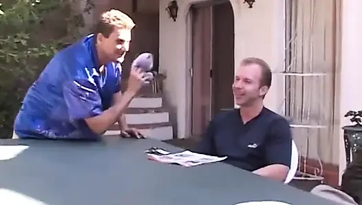 Geile schwarzhaarige schönheit lutscht und fickt vier männer am pool