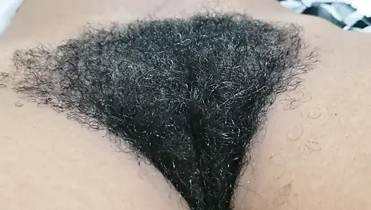 Momen tante semok dengan memek berbulu amatir ini dientot habis-habisan