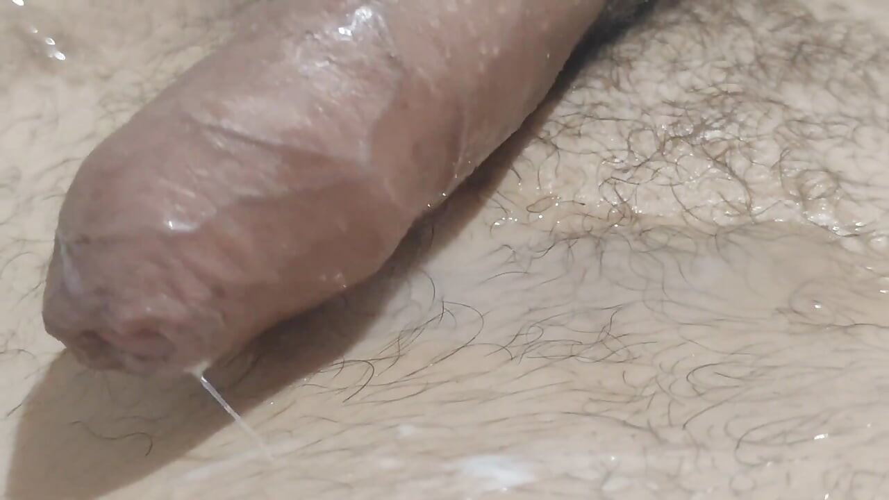 Mladić s velikim kurcem doživljava trostruki orgazam u ogledalu.