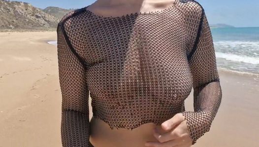 Op een openbaar strand ontmoet ik tijdens het wandelen in een transparante blouse een vreemde