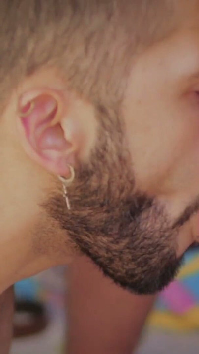 POV ansigtssæd – hot latino Camilo Brown suger lidenskabeligt en stor ubeskåret pik, til han får ansigtet oversprøjtet med sperm | Klip 1