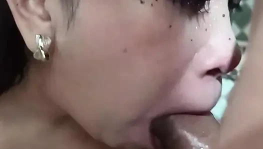 Tante seksi dengan toket besar ini nyepong kontolku dan lanjut nyepong dan nyepong kontolku sampai crot di mulutnya!