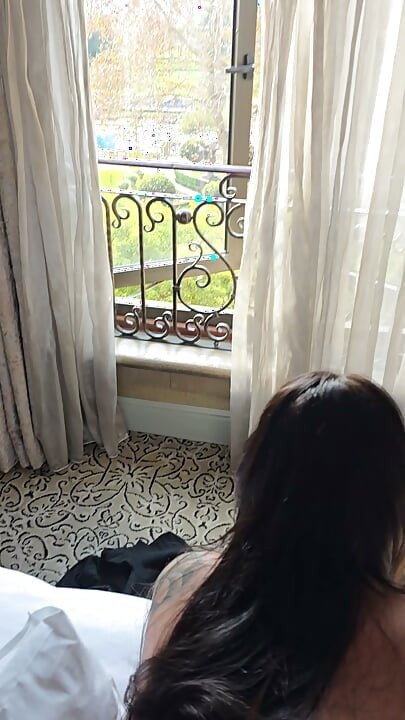 Echte milf gefickt und tagsüber im hotel bei offenen fenstern vollgespritzt