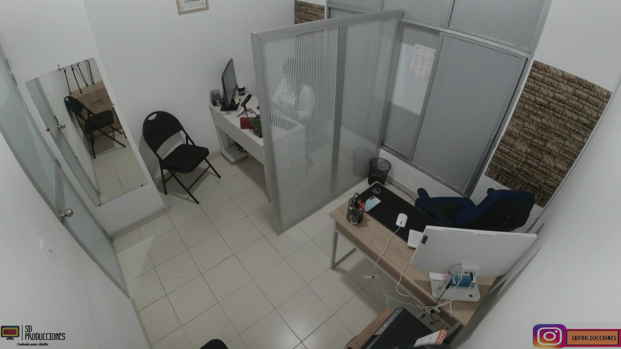 为了减轻压力，我给了我的同事在她的大阴户上几个很好的吻 - 西班牙语色情