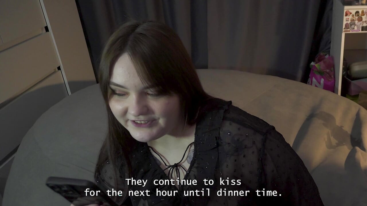 Porno hikayesi - Stella erkek arkadaşını takma yarakla sikerken yaramazlık ile sırıtıyor