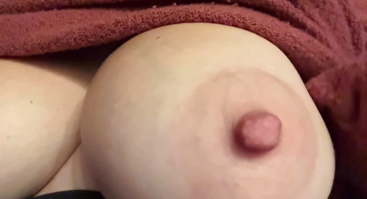 İtalyan büyük memeli orta yaşlı seksi kadın Artemisia Love sulu göğüslerini ve olgun kadınını gösteriyor