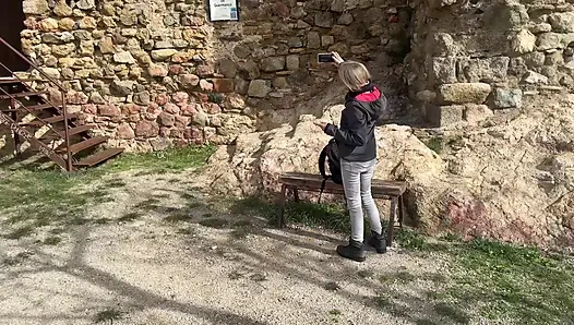 Случайный минет на улице — я быстро кончаю ей в рот, они почти видят нас, рискованный домашний секс