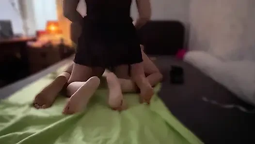 Orta yaşlı seksi kadınlar kocasını götünden siktirmek yerine takma yarakla sikiyor