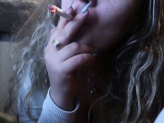 Ehi piccola, sto soffiando un dildo mentre fumo una sigaretta. lo sto facendo bene?