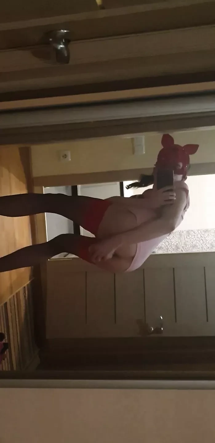 Sasha Earth se folla a sí misma en el espejo frontal, sexo anal solo caliente