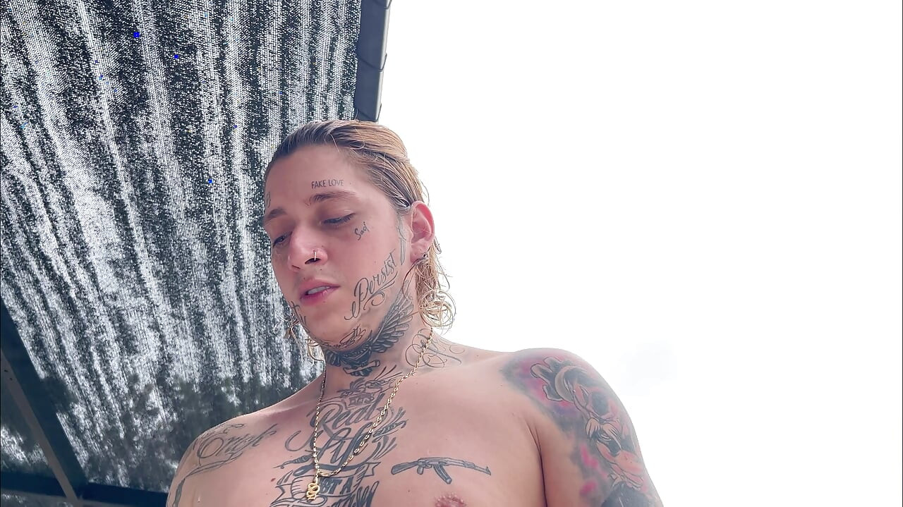 Jangan coba-coba memakai bikini di jacuzzi, nggak ada gunanya, kamu akan dientot.